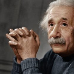 Albert Einstein est un physicien théoricien de renommée mondiale, considéré comme l’un des plus grands scientifiques de l’histoire. Il est notamment connu pour sa théorie de la relativité restreinte et générale, qui a révolutionné la physique moderne.