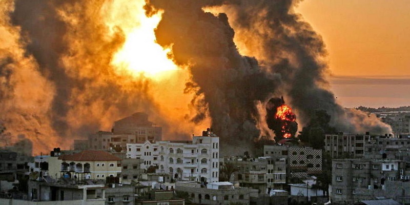 La bande de Gaza est sous le feu des bombes israéliennes depuis samedi, quand le Hamas a lancé une attaque surprise qui a fait plus de 1200 morts côté israélien. En représailles, Israël a bombardé l’enclave palestinienne contrôlée par le mouvement islamiste avec 4000 tonnes d’explosifs, tuant des centaines de civils et détruisant des infrastructures vitales.