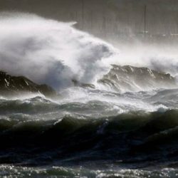 La côte ouest de la France est confrontée à un épisode météorologique exceptionnel, qui combine des risques de crues et de vagues-submersion.