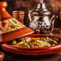 La cuisine marocaine est l’une des plus riches et des plus variées au monde. Elle est le fruit d’une longue histoire qui a vu se succéder et se mélanger les influences des différentes civilisations qui ont traversé ou occupé le pays, comme les Berbères, les Arabes, les Andalous, les Turcs, les Français ou les Juifs.