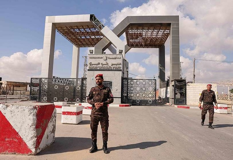 La frontière entre l’Égypte et la bande de Gaza est le seul point de passage qui n’est pas contrôlé par Israël, le pays qui impose un blocus aérien, terrestre et maritime à l’enclave palestinienne depuis 2007. Cette frontière est vitale pour les habitants de Gaza, qui dépendent de l’aide humanitaire, des marchandises et des soins médicaux qui transitent par le poste-frontalier de Rafah.