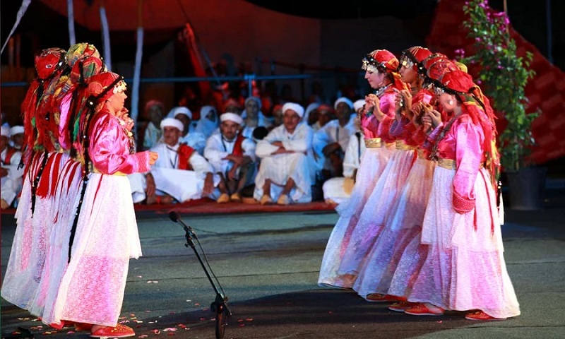 La musique marocaine est le reflet de la diversité culturelle et historique du pays. Elle est influencée par les traditions arabo-musulmanes, berbères, andalouses, africaines, juives et européennes. Elle se décline en plusieurs genres, tels que le chaâbi, le gnawa, le malhoun, le raï, le rap, le rai’n’b, le reggada, l’ahidous, l’aita, le ghiwane ou encore l’amazigh.