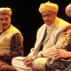 La musique raï est un genre musical originaire de l’Algérie, qui s’est répandu au Maroc et dans d’autres pays du Maghreb. Le terme raï signifie « avis » ou « opinion » en arabe, et désigne une forme de musique populaire qui exprime les sentiments et les préoccupations des jeunes, souvent en opposition avec les normes sociales et religieuses.