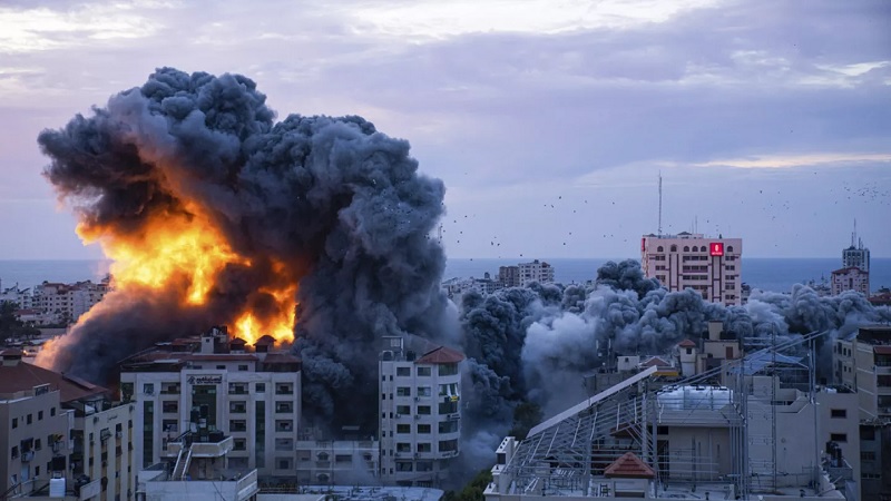 L’attaque du Hamas a commencé le 7 octobre 2023 avec l’infiltration de combattants dans les villes et kibboutzim entourant la bande de Gaza par terre, mer et air à l’aide de deltaplanes motorisés.