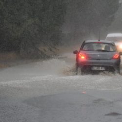 Les Alpes-Maritimes sont sous la menace d’un épisode d’intempéries exceptionnel qui pourrait provoquer des pluies torrentielles, des inondations et des glissements de terrain. Météo-France a déclenché la vigilance rouge, le niveau le plus élevé, pour le département à partir de vendredi 20 octobre au matin. Il s’agit du premier épisode méditerranéen dans les Alpes-Maritimes cette année.