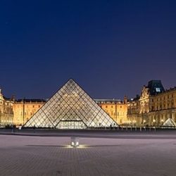 Les alertes à la bombe ont semé la panique dans deux des plus prestigieux monuments de France ce samedi. Le musée du Louvre et le château de Versailles ont été évacués et fermés après avoir reçu des menaces anonymes.