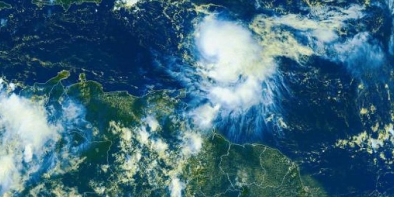 L’ouragan Tammy est un phénomène météorologique qui menace la Guadeloupe et les îles du Nord depuis le vendredi 20 octobre 2023. Il s’agit d’un ouragan de catégorie 1, avec des vents soutenus de 120 km/h et des rafales pouvant atteindre 170 km/h. Tammy se déplace lentement vers l’ouest-nord-ouest, à une vitesse de 13 km/h, et devrait passer au plus près de la Guadeloupe dans la nuit de vendredi à samedi.