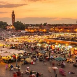 Marrakech est une ville fascinante et pleine de charme, située au pied des montagnes de l’Atlas. C’est l’une des quatre villes impériales du Maroc, qui a été fondée au XIe siècle par les Almoravides.