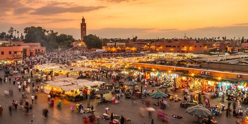 Marrakech est une ville fascinante et pleine de charme, située au pied des montagnes de l’Atlas. C’est l’une des quatre villes impériales du Maroc, qui a été fondée au XIe siècle par les Almoravides.