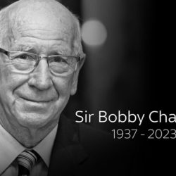 Sir Bobby Charlton, monument du football anglais, s’est éteint ce samedi 21 octobre 2023. Né le 11 octobre 1937 à Ashington, dans une famille passionnée de football, il a marqué l’histoire de son sport par son talent, son courage et sa longévité.