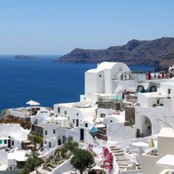 La Grèce est un pays situé dans le sud-est de l’Europe, bordé par la mer Méditerranée, la mer Égée et la mer Ionienne.