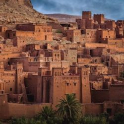 Le Maroc est un pays situé en Afrique du Nord, bordé par l’océan Atlantique, la mer Méditerranée, l’Algérie et la Maurétanie.