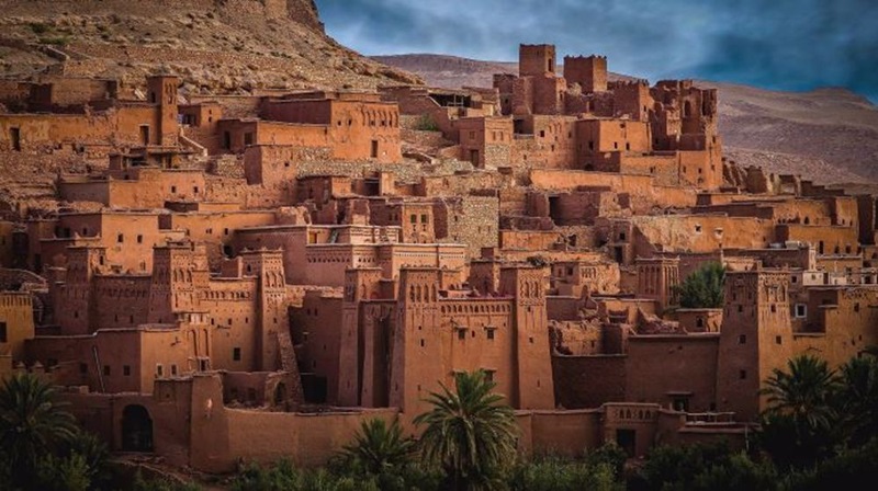 Le Maroc est un pays situé en Afrique du Nord, bordé par l’océan Atlantique, la mer Méditerranée, l’Algérie et la Maurétanie.