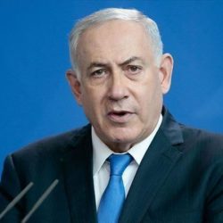 Benyamin Netanyahou, surnommé Bibi, est un homme d’État israélien, président du Likoud, parti national-conservateur, et Premier ministre d’Israël à plusieurs reprises.