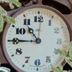 Ce changement d’heure, qui a lieu chaque année depuis 1976, consiste à reculer les montres d’une heure : à 3 heures du matin, il sera 2 heures. Ainsi, les Français gagneront une heure de sommeil, mais verront aussi le jour se lever et se coucher plus tôt.