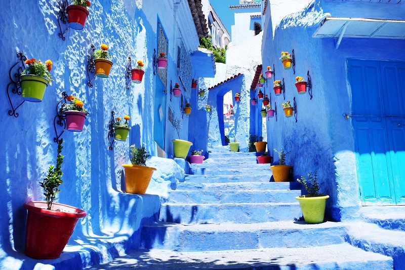 Chefchaouen est une ville du nord-ouest du Maroc, située dans la chaîne du Rif. Elle est connue pour ses maisons et ses ruelles peintes en bleu, qui lui valent le surnom de “perle bleue” ou de “ville bleue”
