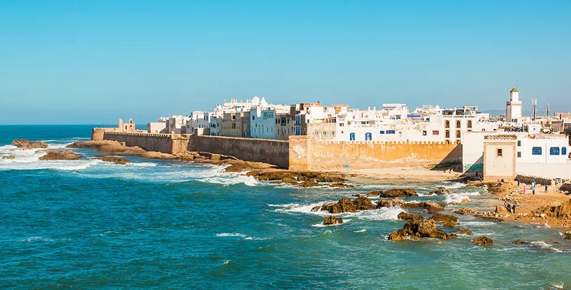 Essaouira est une ville marocaine située sur la côte atlantique, à environ 180 km à l’ouest de Marrakech. Elle est connue pour son histoire, sa culture, son patrimoine et sa beauté naturelle.
