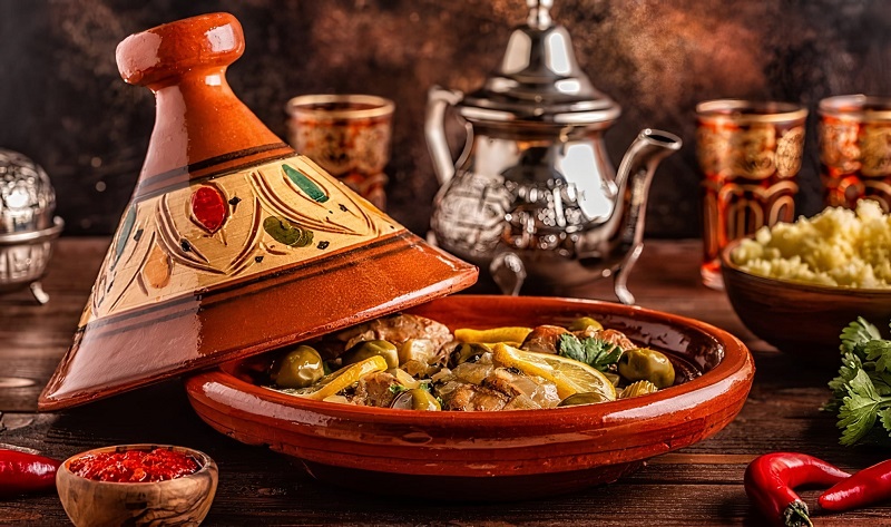 La cuisine marocaine est l’une des plus riches et des plus variées au monde. Elle est le fruit d’une longue histoire qui a vu se succéder et se mélanger les influences des différentes civilisations qui ont traversé ou occupé le pays, comme les Berbères, les Arabes, les Andalous, les Turcs, les Français ou les Juifs.