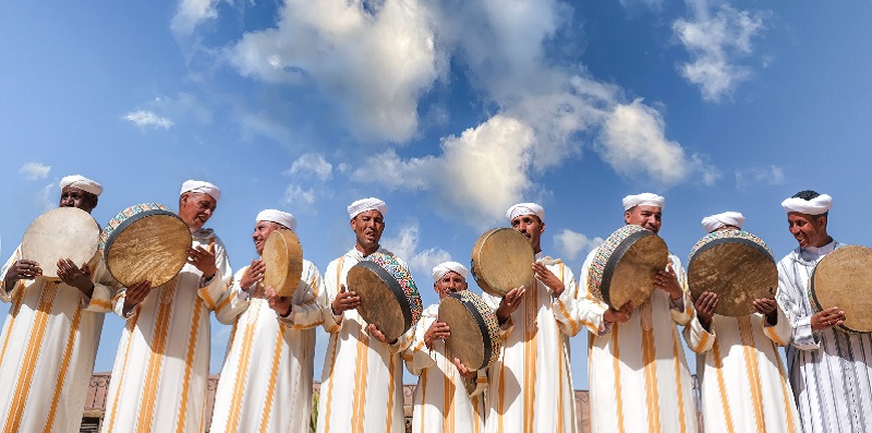 La musique ahidous est un art d’expression musicale berbère qui se pratique dans le Moyen Atlas et le Haut-Atlas au Maroc. C’est une danse traditionnelle où les hommes et les femmes forment des rondes accompagnées de chants et de percussions.