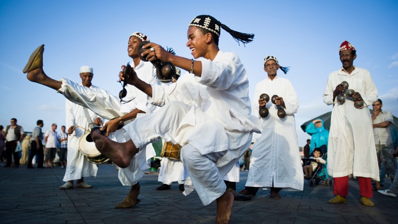 La musique gnawa est un genre musical d’origine africaine qui se pratique au Maroc, en Algérie, en Tunisie et en Égypte. Elle est liée à une confrérie soufie qui utilise la musique, la danse et la transe comme moyens de guérison spirituelle.