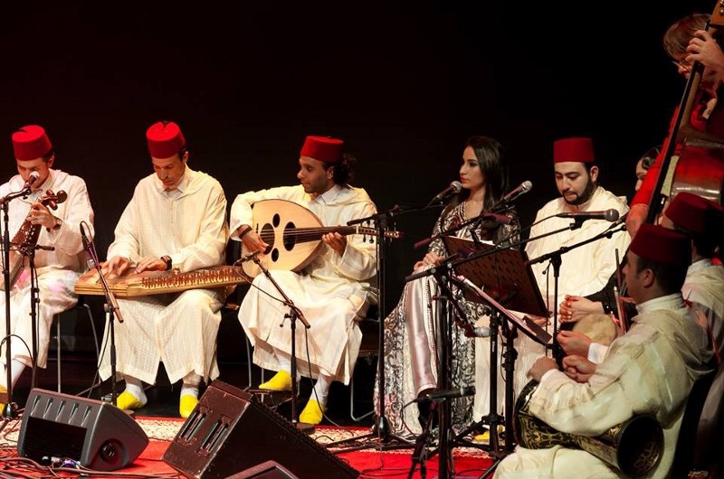 La musique malhoun est un genre musical marocain qui se caractérise par des poèmes chantés sur des mélodies inspirées de la musique arabo-andalouse. Le malhoun est né au 12ème siècle dans la région du Tafilalet, où il était pratiqué par les confréries soufies et les artisans. Il s’est ensuite répandu dans tout le Maroc, notamment dans les villes impériales de Fès, Meknès, Marrakech et Rabat.