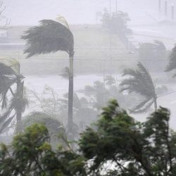 La tempête Philippe est un phénomène météorologique qui se forme dans l’océan Atlantique et qui se déplace vers les Petites Antilles. Elle provoque de fortes pluies, des orages, des vents violents et des vagues-submersion.