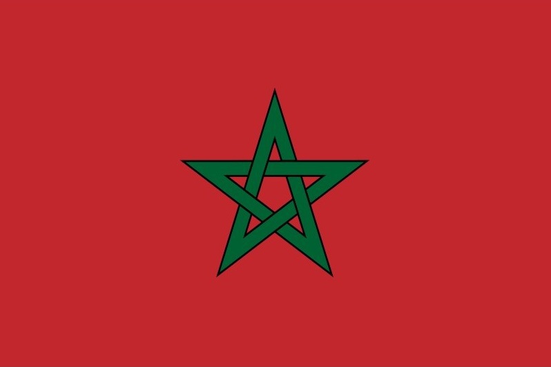 Le MLe drapeau du Maroc est l’emblème national du royaume du Maroc, un pays situé au nord de l’Afrique. Il est composé d’un fond rouge frappé d’une étoile verte à cinq branches en son centre. Le rouge symbolise la dynastie alaouite, qui règne sur le Maroc depuis le XVIIe siècle, ainsi que le sang versé pour la défense de la religion islamique. L’étoile verte représente le sceau de Salomon, un symbole de sagesse, de paix et d’harmonie. Les cinq branches de l’étoile renvoient aussi aux cinq piliers de l’islam, la foi principale du peuple marocain.aroc est un pays situé au nord-ouest de l’Afrique, bordé par la mer Méditerranée au nord, l’océan Atlantique à l’ouest, l’Algérie à l’est et le Sahara occidental au sud. Le Maroc a une superficie de 710 850 km2 et une population de 37,8 millions d’habitants en 2023. Le