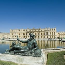 Le château de Versailles est un monument historique et un symbole de la monarchie française. Il a été construit au XVIIe siècle par le roi Louis XIV, qui voulait faire de Versailles le centre du pouvoir et de la culture. Le château est célèbre pour ses jardins, ses fontaines, ses salles somptueuses et sa galerie des glaces. Il a été le lieu de plusieurs événements importants, comme le traité de Versailles qui a mis fin à la Première Guerre mondiale, ou la Révolution française qui a renversé la royauté.