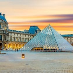Le musée du Louvre est l’un des plus grands et des plus célèbres musées du monde. Il se trouve à Paris, dans le 1er arrondissement, sur la rive droite de la Seine. Il occupe l’ancien palais des rois de France, qui a été construit à partir du XIIe siècle et agrandi au fil des siècles. Le musée du Louvre abrite plus de 38 000 œuvres d’art, qui couvrent une période allant de l’Antiquité à 18
