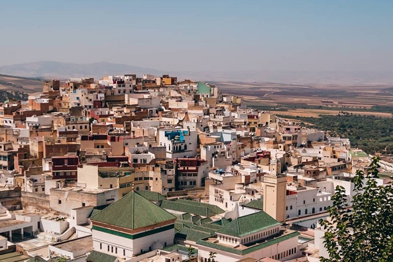 Meknès est une ville impériale du Maroc, qui a été fondée au XIᵉ siècle par la dynastie des Almoravides. Elle a connu son apogée sous le règne de Moulay Ismail, qui en a fait sa capitale au XVIIᵉ siècle.
