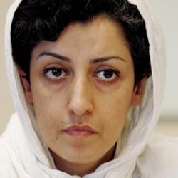 Narges Mohammadi est une militante iranienne des droits humains et lauréate du prix Nobel de la paix 2023. Elle est née le 21 avril 1972 à Zanjan, en Iran. Elle a étudié la physique à l’université internationale Imam-Khomeini et est devenue ingénieure professionnelle.