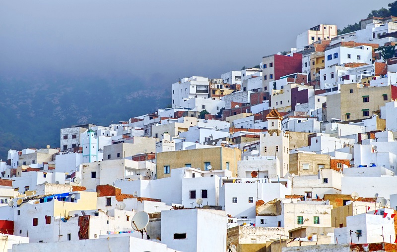 Tétouan est une ville du nord du Maroc, située dans le Rif occidental, à environ 60 km au sud-est de Tanger et à proximité du détroit de Gibraltar. Elle est considérée comme la ville la plus andalouse du Maroc, en raison de son héritage culturel et architectural lié à la présence espagnole dans la région.