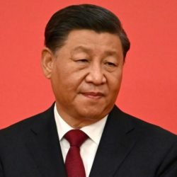 Xi Jinping est né le 15 juin 1953 à Pékin, dans une famille de révolutionnaires. Son père, Xi Zhongxun, était un compagnon de Mao Zedong et un dirigeant du Parti communiste chinois (PCC). Sa mère, Qi Xin, était également membre du Parti. Xi Jinping a adhéré au PCC en 1974, après avoir été envoyé à la campagne pendant la Révolution culturelle.